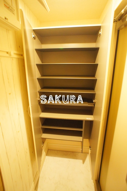 玄関　収納豊富なシューズボックスです♪