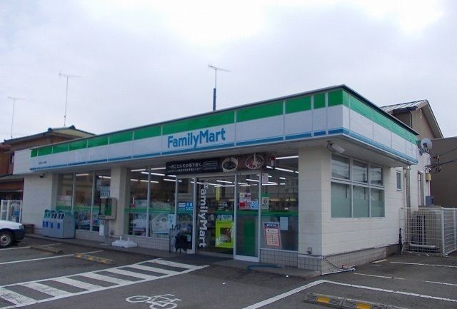 コンビニ　ファミリーマート小八幡店（コンビニ）まで220m