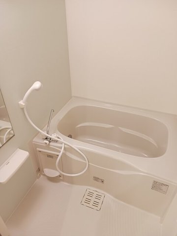 バス・シャワールーム　コンパクトで使いやすいお風呂です