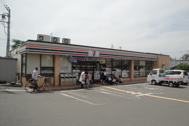 コンビニ　セブンイレブン（コンビニ）まで261m