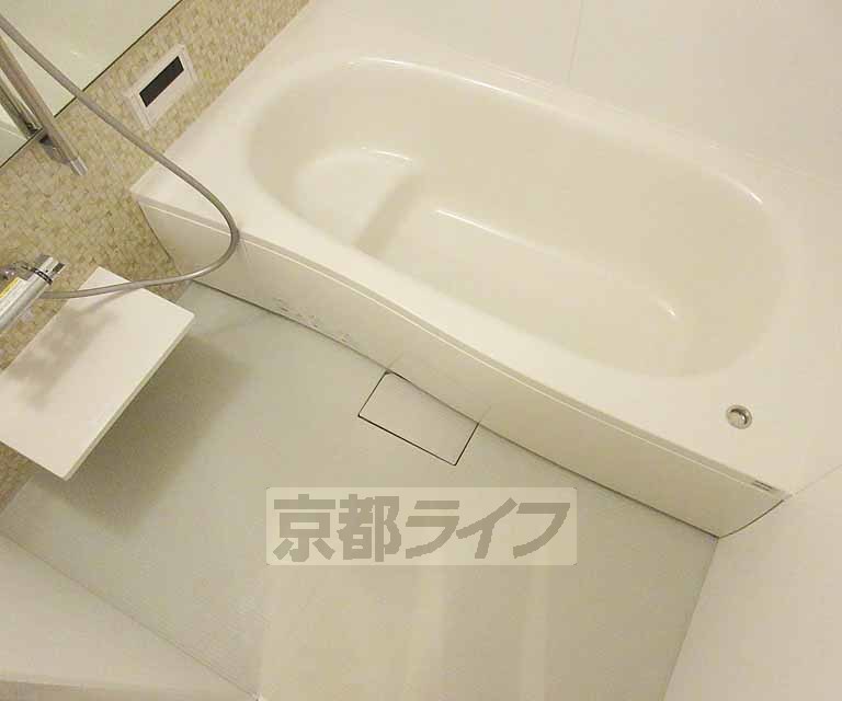 バス・シャワールーム　ゆったりとしたバスルームです・