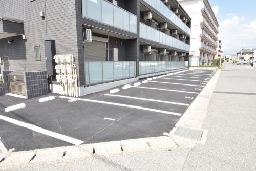 駐車場　敷地内駐車場、別途契約月額６，６００円（税込）