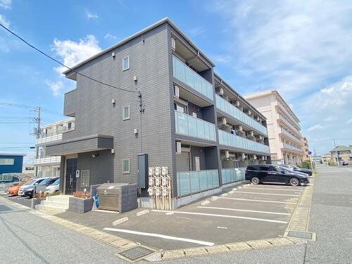 建物外観　積水ハウス施工の重量鉄骨造３階建ての賃貸住宅『シャーメゾン』