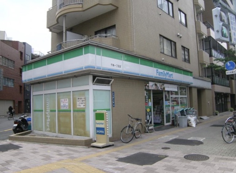 コンビニ　ファミリーマート千束一丁目店（コンビニ）まで67m