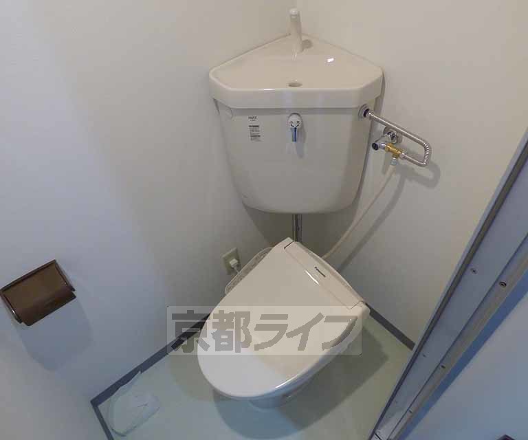 トイレ　ウォシュレット付が嬉しいですね。