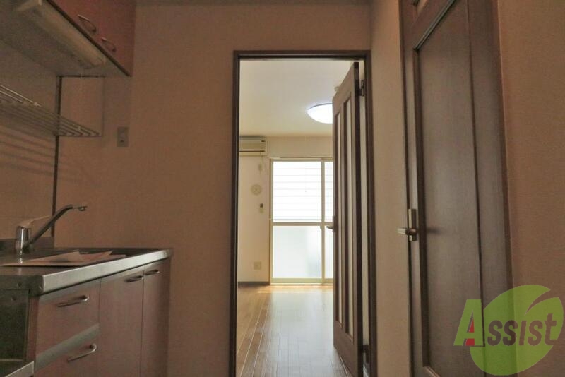 玄関　玄関を入るとまずキッチン、右手が洗面所で正面がお部屋です