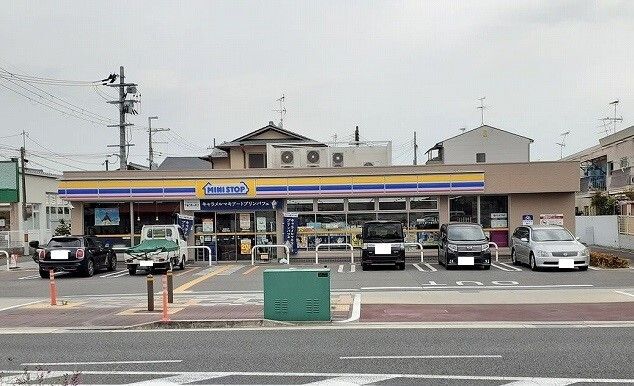 コンビニ　ミニストップ様（コンビニ）まで400m