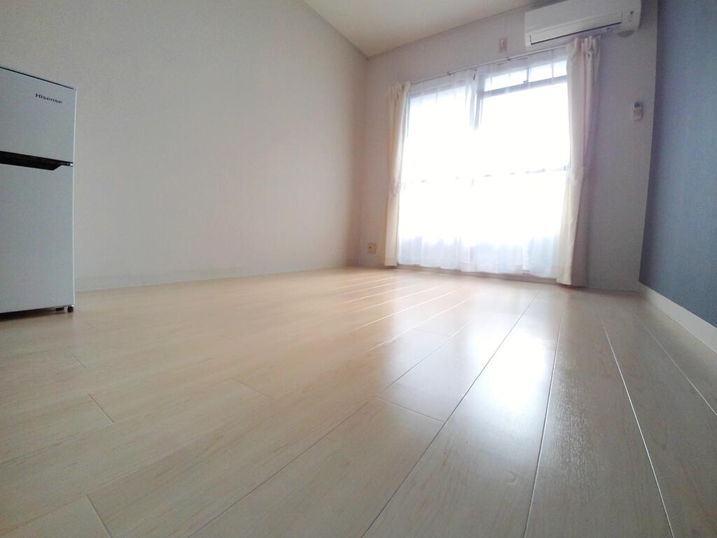 居室・リビング　洋室からキッチン