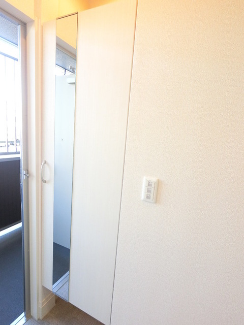 玄関　広めのＢｏｘは収納力ばっちり。トールタイプのミラーついてます