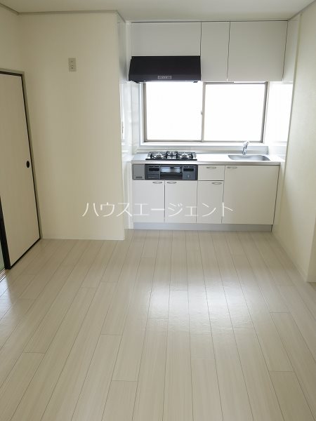 居室・リビング　キッチンにも窓があります。