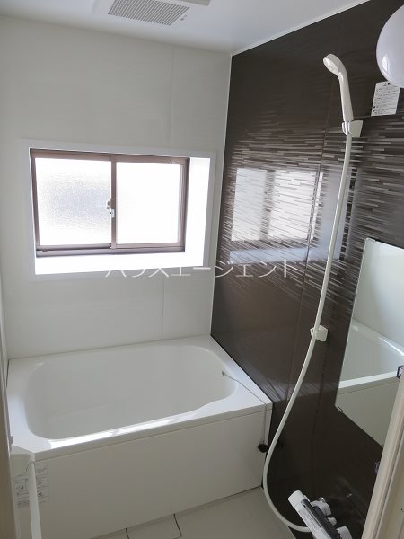 バス・シャワールーム　浴室にも窓あり、換気もＯＫですね。