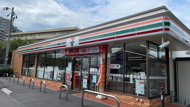 コンビニ　セブン－イレブン豊中東泉丘店（コンビニ）まで383m