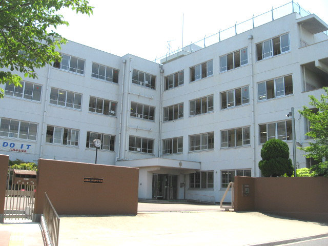 中学校　高槻市立川西中学校（中学校）まで743m