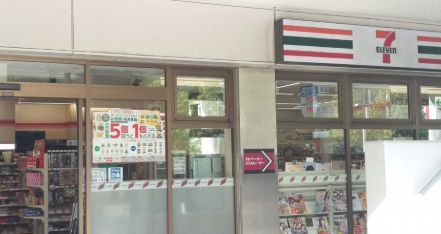 コンビニ　セブンイレブン勝どき駅前店（コンビニ）まで215m