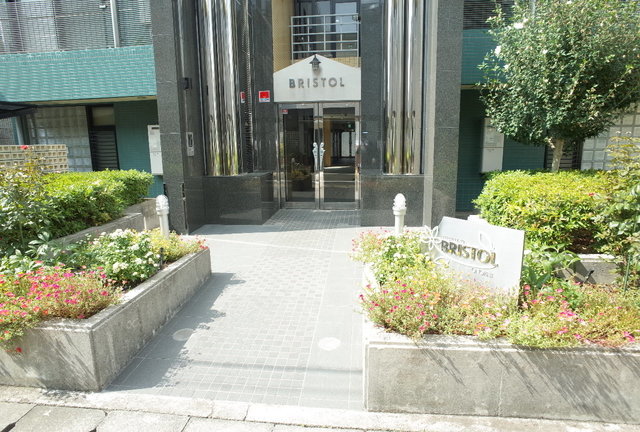 阪急神戸線 西宮北口駅 徒歩7分 3階建 築31年の外観写真
