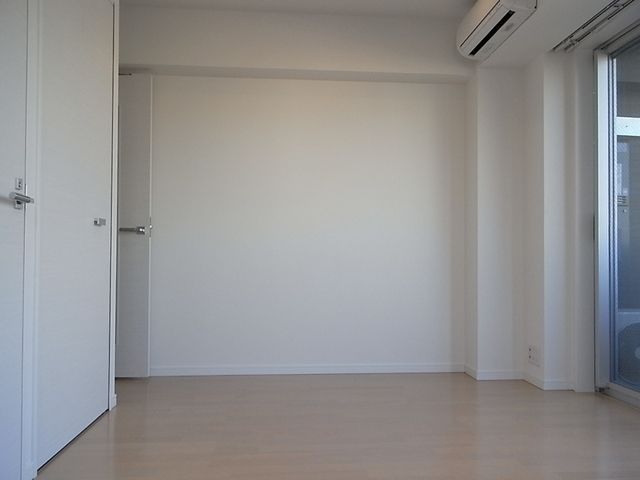 その他部屋・スペース　フローリング仕上げの明るい洋室