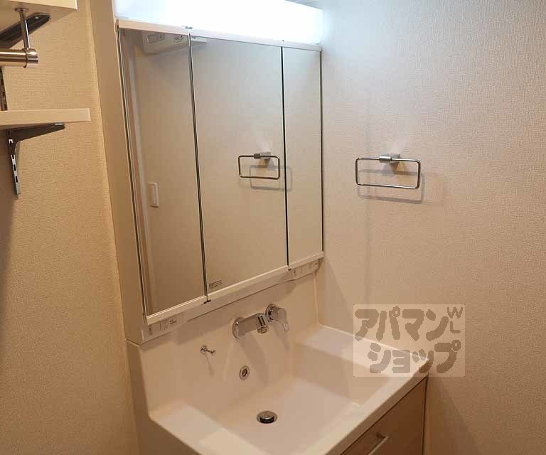 洗面設備　１０２号室の室内写真です