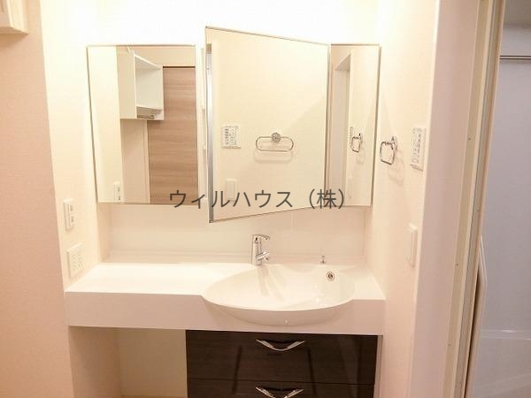 洗面設備　大きな鏡のシャンプードレッサー！