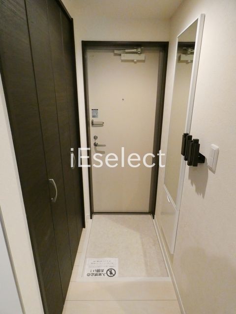 玄関　玄関横に収納スペースです。
