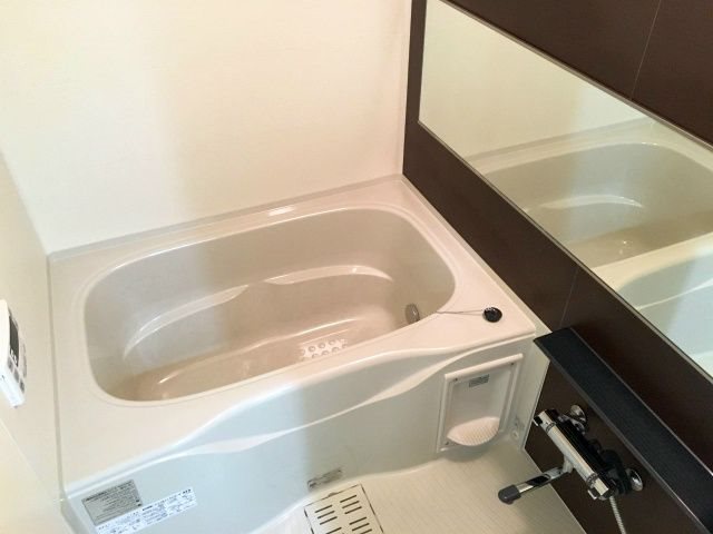 バス・シャワールーム　大きな鏡付きのオシャレな浴室です。