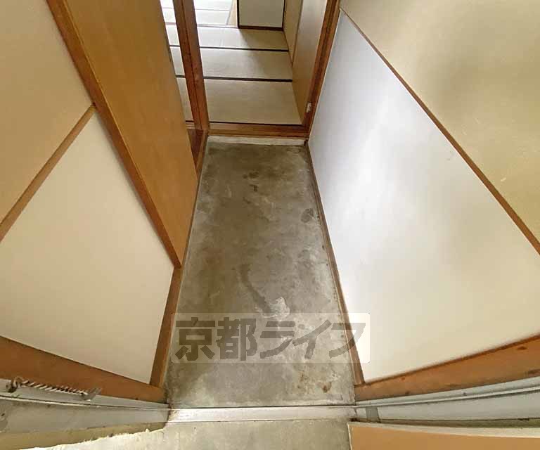 玄関　土間の奥行きある玄関です。直接キッチンに入れます。