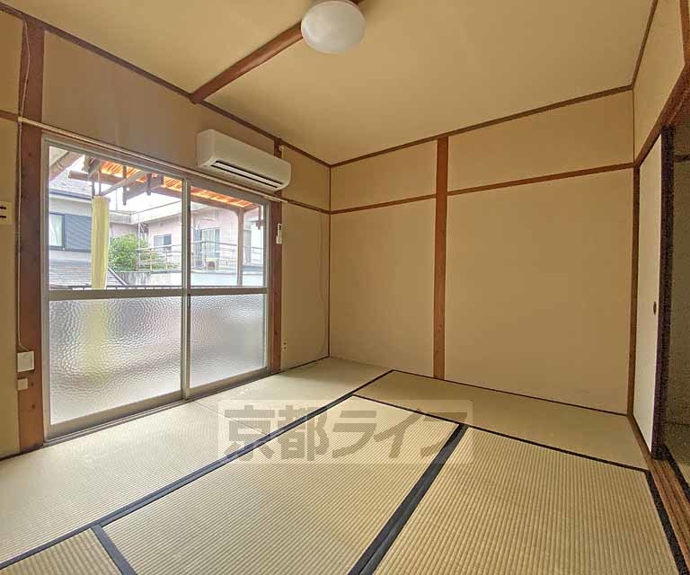 居室・リビング　大将軍神社の西隣にある物件です。南向きバルコニの２間続...