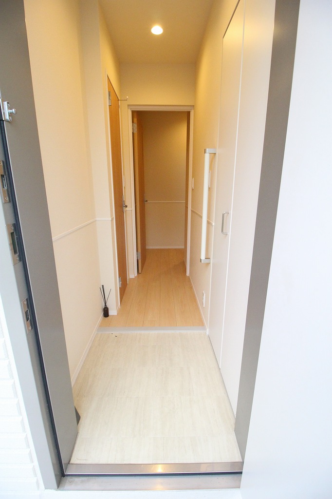 玄関　反転タイプのお部屋の写真です。
