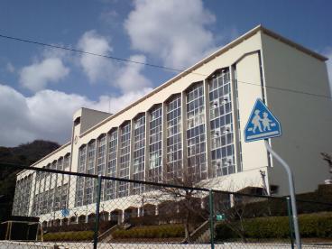 中学校　神戸市立布引中学校（中学校）まで2120m