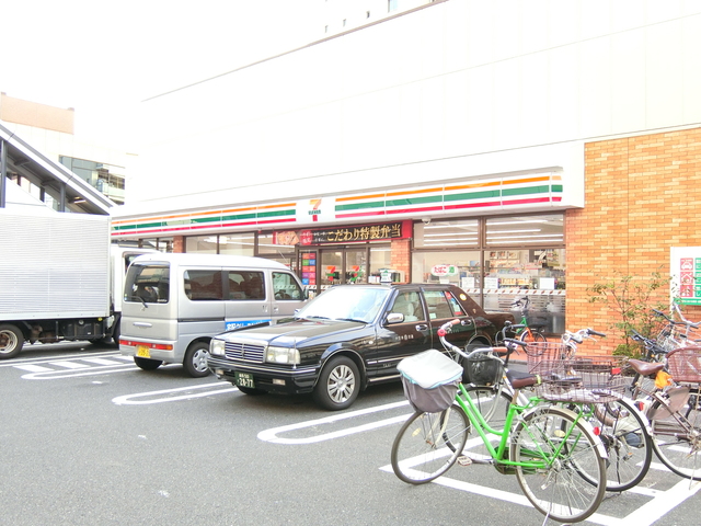 コンビニ　セブンイレブン足立扇2丁目店（コンビニ）まで691m