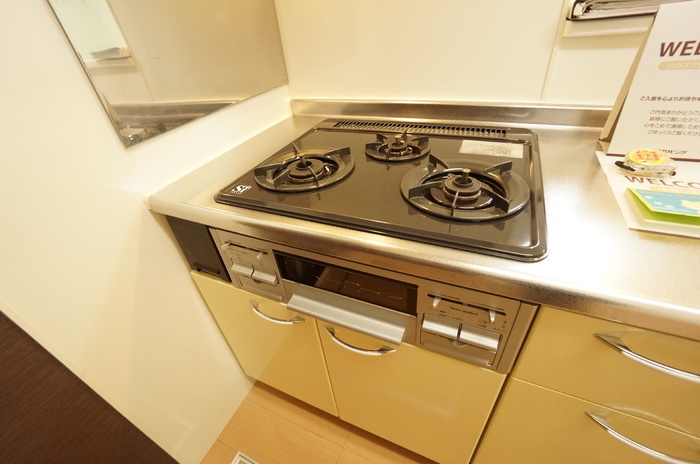 キッチン　対面式システムキッチン、３口ガスコンロ付き