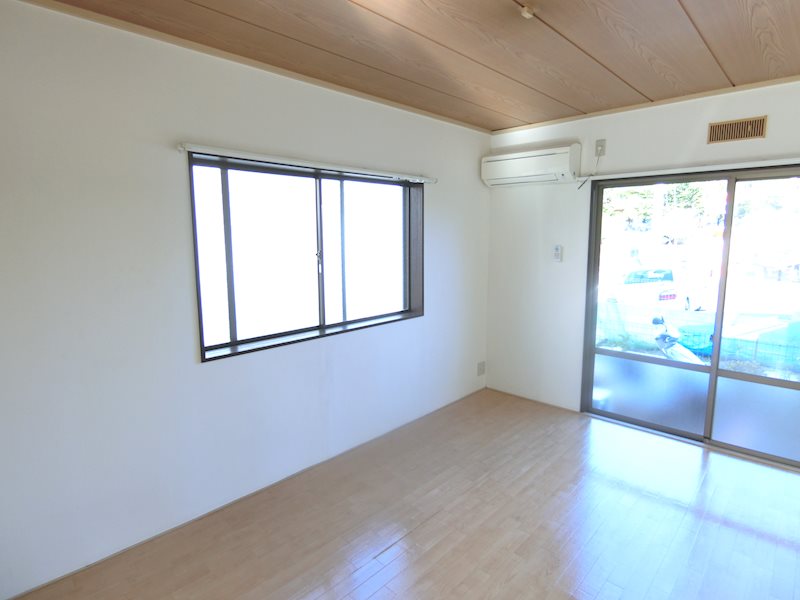 居室・リビング　洋室6帖　角部屋、2面採光の明るいお部屋です