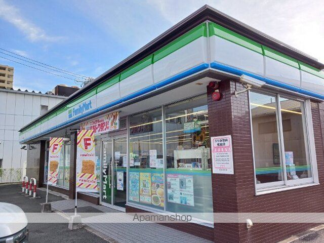 コンビニ　ファミリーマート（コンビニ）まで150m