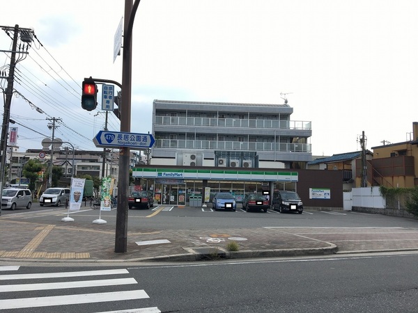コンビニ　ファミリーマート（コンビニ）まで132m