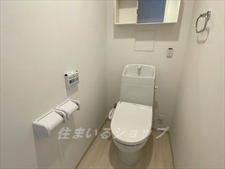 トイレ　シャワートイレ・ミラー付き収納あり
