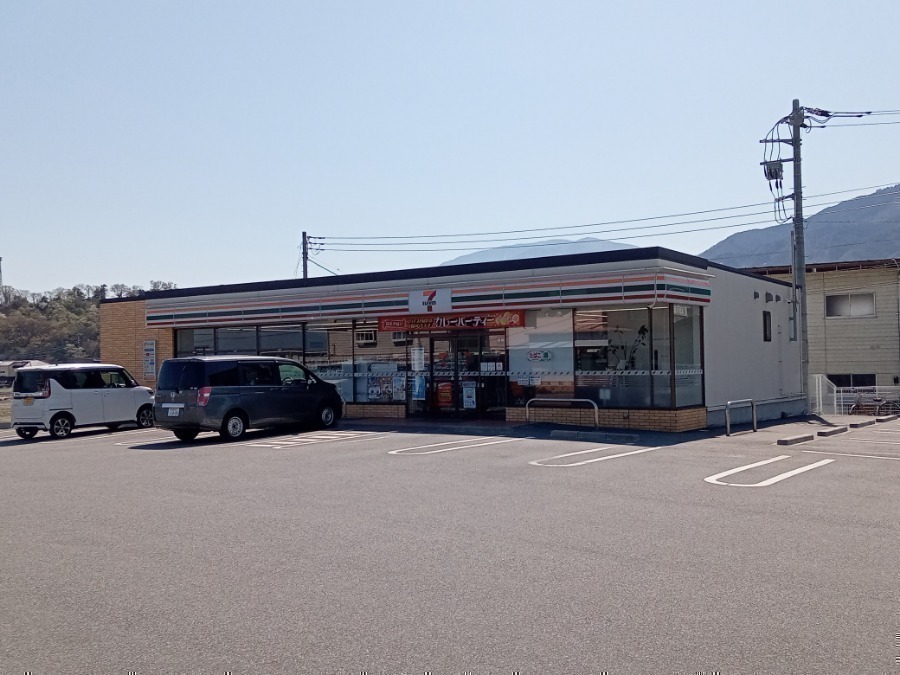 コンビニ　セブンイレブン韮崎龍岡店（コンビニ）まで132m