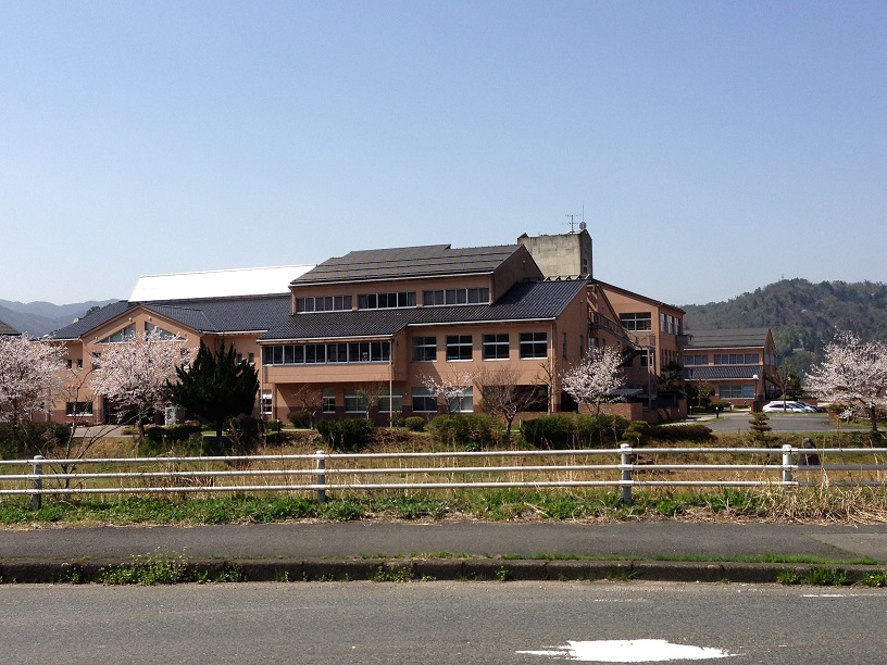 中学校　豊岡市立出石中学校（中学校）まで922m