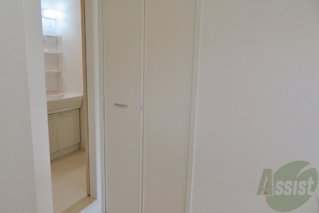 収納　収納はキッチン横にあるクローゼットです。荷物の収納にどうぞ。