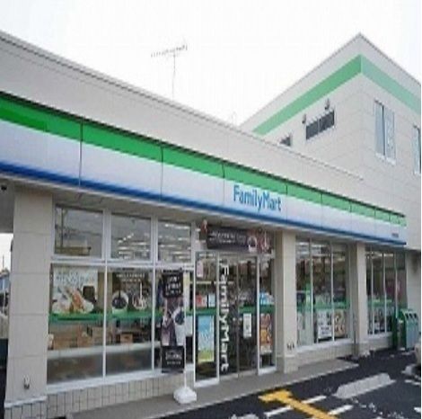 コンビニ　ファミリーマート（コンビニ）まで600m