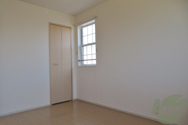 その他部屋・スペース　広々としたお部屋でゆったり休めます。窓が可愛らしいです。