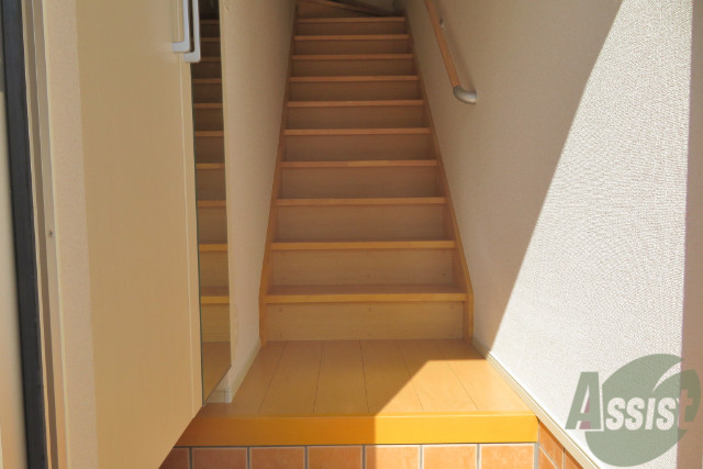 玄関　玄関を開けるとすぐ階段でお部屋の中が見えづらくて良いですね。