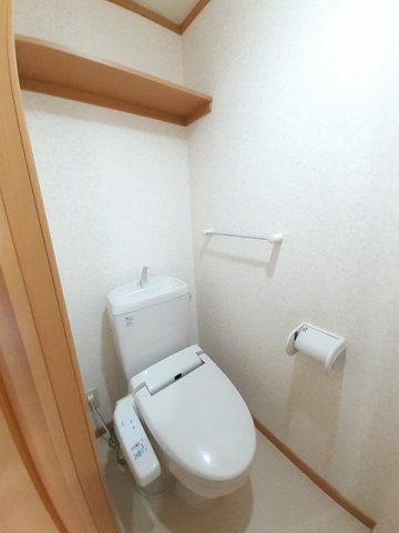 トイレ　落ち着いた色調のトイレです