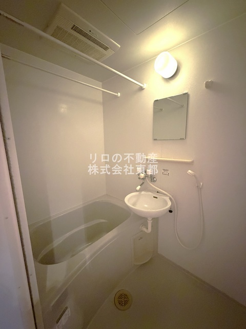 バス・シャワールーム　洗面ボールと一体型のバスルームです♪