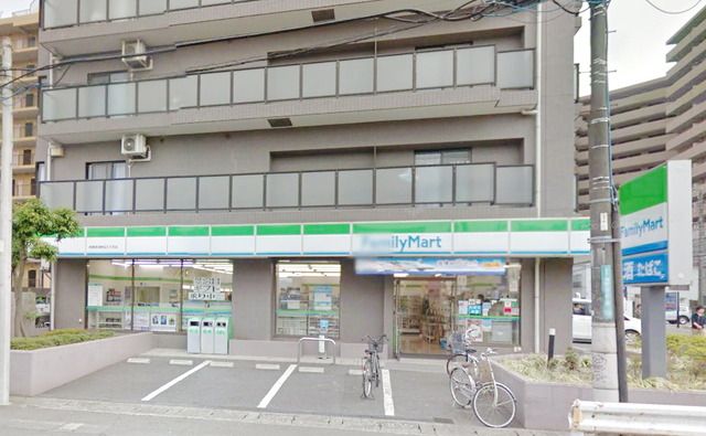 コンビニ　ファミリーマート（コンビニ）まで779m