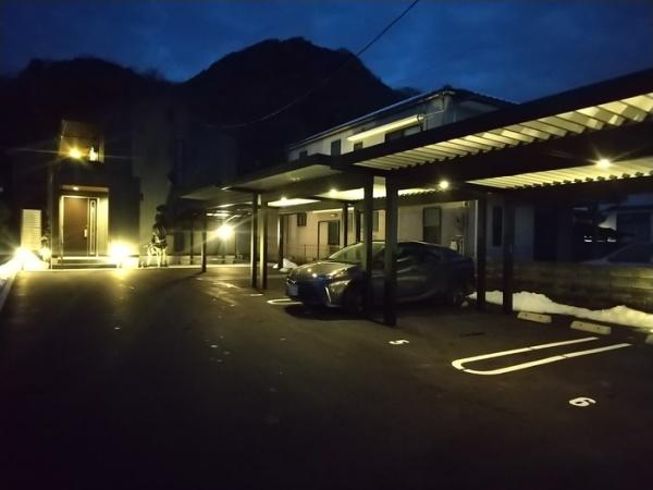 【鳥取市湯所町のアパートの駐車場】