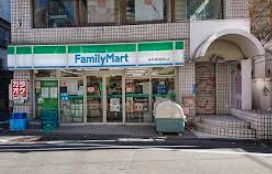 コンビニ　ファミリーマート新井薬師駅前店（コンビニ）まで207m