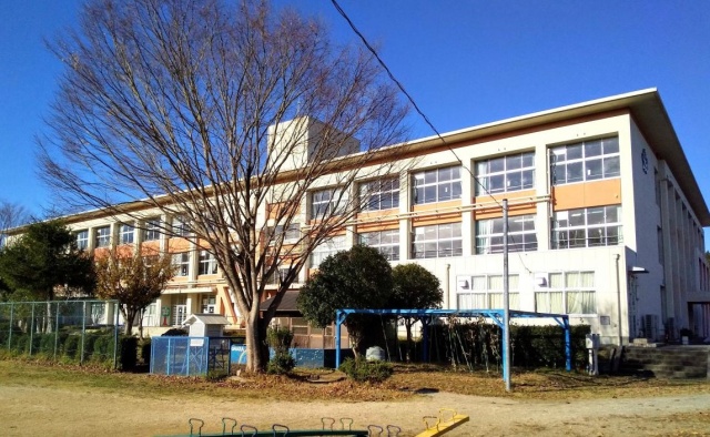 【甲賀市甲賀町大原市場のマンションの小学校】