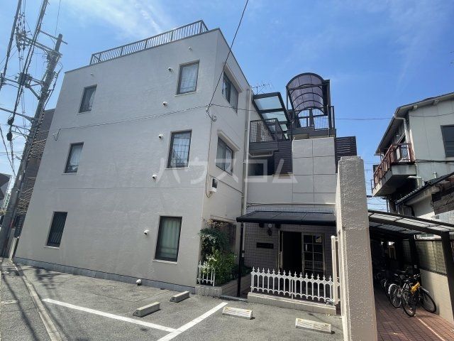 京都市西京区御陵溝浦町のマンションの建物外観