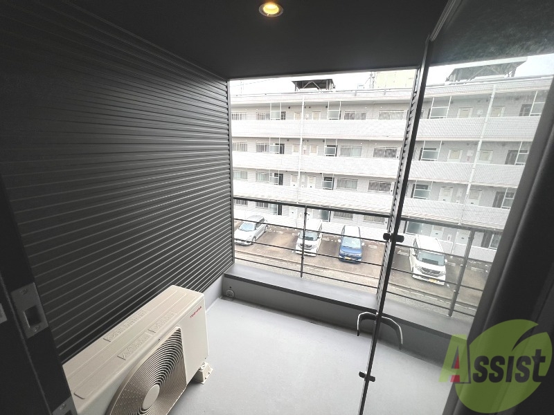 バルコニー　ベランダはこんな感じです。洗濯物を干すのに十分な広さです。