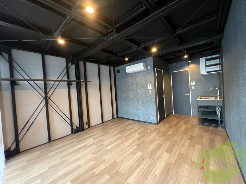 居室・リビング　１０帖のＬＤＫでございます。落ち着いた印象のお部屋ですね。