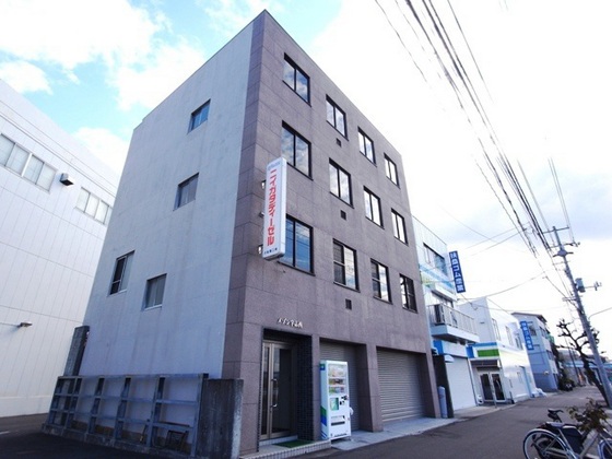広島市南区宇品西のマンションの建物外観